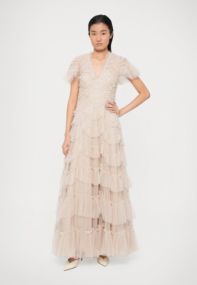 Μάξι φόρεμα από ανοιχτό ρόδινο τούλι, με στρώσεις ρυτίδων, V-λαιμόκοψη, κοντά φουσκωτά μανίκια και λεπτές λάμψεις σε όλο το ύφασμα.