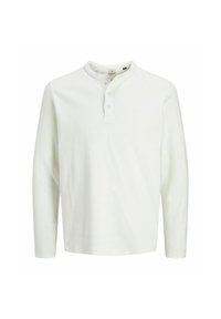 Camisa henley blanca de manga larga con tres botones y cuello redondo, presentada sobre un fondo blanco liso.