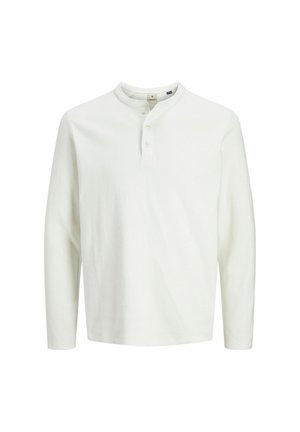 Weißes Langarm-Henley-Shirt mit drei Knöpfen und rundem Ausschnitt, auf einem schlichten weißen Hintergrund präsentiert.
