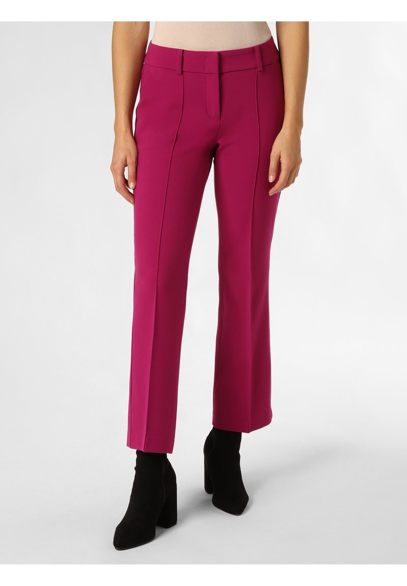 Dopasowane magenta spodnie o prostym kroju, z gładką strukturą, szlufkami na pasek i subtelnym połyskiem poliesteru.