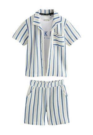 Gestreepte shorts en korte mouw shirt set in blauw en wit. Het shirt heeft een kraag, een knoopsluiting aan de voorkant en een borstzak; de shorts hebben een elastische tailleband en zijzakken.