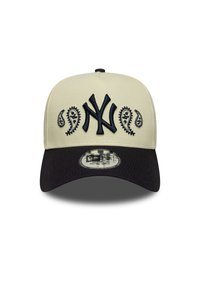 Căciulă ajustabilă cu partea de sus bej și brâu negru. Prezintă un logo brodat în albastru închis "NY" și desene paisley în față.