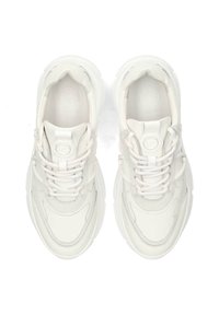 Baskets de sport blanches avec un tissu texturé et des accents en cuir lisse. Semelle en caoutchouc épaisse avec des lacets et un logo en relief sur la languette.