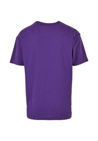 Lilla bomull t-skjorte med rund hals og korte ermer, med en ensfarget design og en jevn tekstur. Ingen synlige logoer eller mønstre.