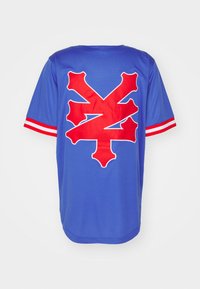 Blå kortermet jersey med stor rød grafikk på baksiden, med hvit kant og røde striper på ermene.