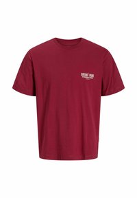Mørkerød bomulds t-shirt med rund hals. "Bryant Park" trykt i hvidt på venstre brystområde. Korte ærmer og en afslappet pasform.