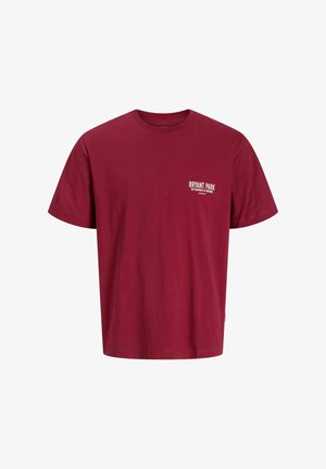 Pruun puuvilla t-särk, millel on ümmargune kaelus. "Bryant Park" on valgete tähtedega trükitud vasakul rinnatasku kohal. Lühikesed varrukad ja lõtv sobivus.