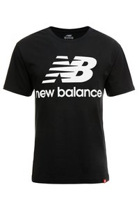 Svart bomull t-shirt med en stor vit "nb" logotyp och texten "new balance". Klassisk rund halsringning, kort ärm och rak nederkant.