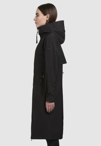 Parka neagră rezistentă la apă, cu glugă, mâneci lungi, talie cu șnur reglabil, buzunare laterale și accente cu nasturi. Textură netedă și design elegant.