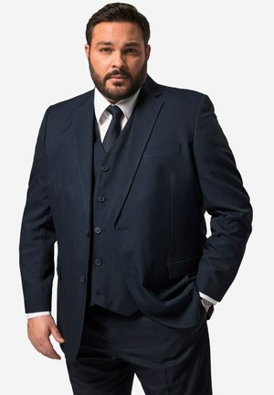 Marineblauw pak met een op maat gemaakte blazer met revers, een vest en bijpassende broeken. Gladde textuur; inclusief knoopaccenten.