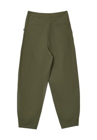 Olivgrüne Hose aus strukturiertem Stoff mit lockerer Passform, zwei Gesäßtaschen und schmal zulaufenden Beinen. Keine sichtbaren Verschlüsse oder Muster.