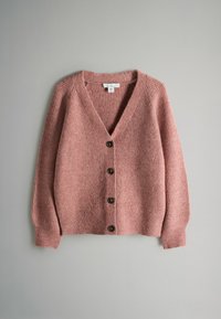 Vaaleanpunainen neulottu cardigans, jossa on V-kuvio ja ribbitekstuuri. Edessä tummat napit ja rento istuvuus.