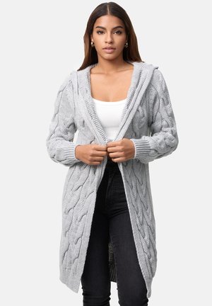 Lichtgrijze kabelgebreide cardigan met een capuchon, voorzien van lange mouwen en een open voorkant. Zachte textuur en lange lengte, geschikt voor laagjes. 