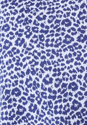 Tela azul y blanca con un estampado de leopardo con manchas de varios tamaños, que crea una apariencia texturizada.