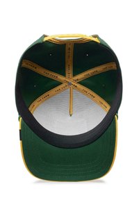 Gorra verde con visera negra, con un acento amarillo y forro de tela. "LA GRANJA" impreso en las correas y sección de malla en el interior.