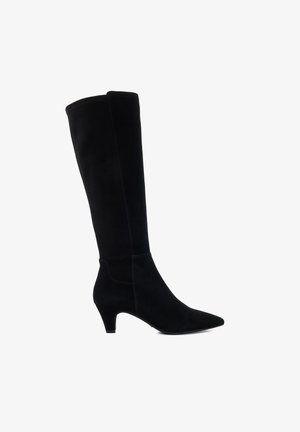 Bottes en suède noires montant jusqu'au genou avec un bout pointu, une silhouette fuselée et un petit talon robuste. Texture lisse et détails de couture soignés.