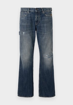 Jeans in denim blu scuro con un effetto sbiadito. Presentano una vestibilità a gamba larga, dettagli strappati inclusa una lacerazione, e un classico design a cinque tasche.