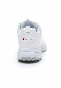 Scarpa sportiva bianca con una parte superiore in sintetico liscio, colletto imbottito e suola in gomma testurizzata. Presenta un passante posteriore e dettagli del logo.