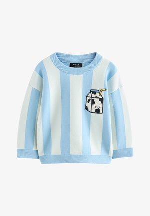 Maglione per bambini con ampie strisce verticali blu e bianche e un cartone di latte cartoon con cannuccia sul petto.