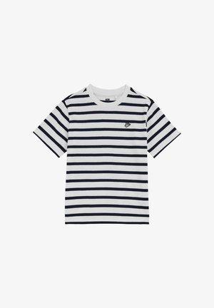 Biała koszulka z poziomymi granatowymi paskami, prążkowanym okrągłym dekoltem, krótkimi rękawami i małym haftowanym logo na piersi. Materiał z mieszanki bawełny.