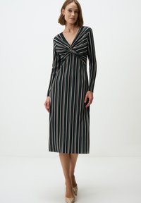 Gestreiftes Langarmkleid mit tiefem V-Ausschnitt und verdrehtem Vorderdesign. Die Farben umfassen dunkelgrün, creme, rosa und marineblau. Glattes Material.