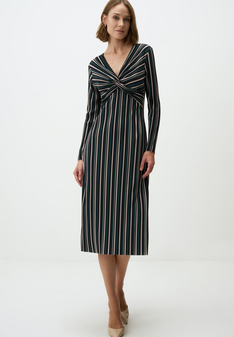 Gestreiftes Langarmkleid mit tiefem V-Ausschnitt und verdrehtem Vorderdesign. Die Farben umfassen dunkelgrün, creme, rosa und marineblau. Glattes Material.