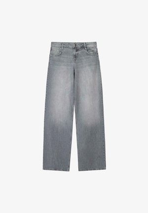 Széles szárú szürke farmernadrág enyhén kifakult mosással, klasszikus gombos és cipzáras záródással, öt zsebbel és kontrasztos varrással.