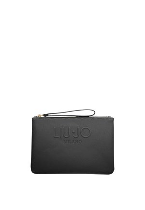 Clutch in pelle nera con texture, dotato di una tracolla per il polso, caratterizzato da un logo impresso e una chiusura con zip. Forma rettangolare compatta.