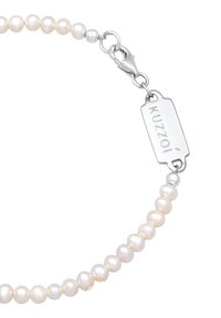 Collar de perlas que presenta pequeñas perlas blancas redondas con un cierre de langosta de plata y una etiqueta rectangular grabada con "Kuzzo!"