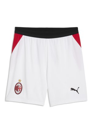 Weiße Sportshorts mit schwarzem Bund, roten Seitenpanelen, AC Milan Logo am linken Bein und schwarzem Puma Logo am rechten Bein.
