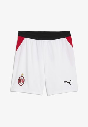 Weiße Sportshorts mit schwarzem Bund, roten Seitenpanelen, AC Milan Logo am linken Bein und schwarzem Puma Logo am rechten Bein.