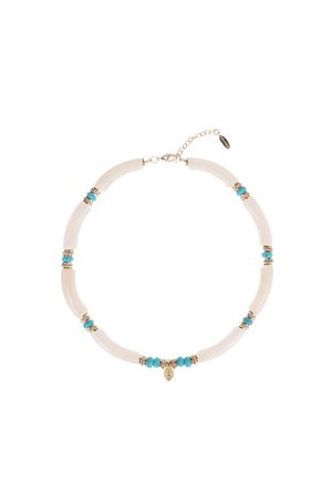 Perles blanches incurvées entrecoupées d'accents turquoise et dorés, ornées d'un petit charme en forme de feuille. Design soigneusement lié avec une fermeture à chaîne.