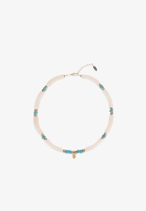 Weiße, gebogene Perlen, durchsetzt mit türkisen und goldenen Akzenten, mit einem kleinen Blattanhänger. Sorgfältig verbundenes Design mit einer Kettenverschluss.