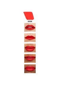 La tonalità di rossetto rossa "Heroine" mostrata in un campione sopra cinque immagini labbra, che mostrano varie finiture e texture, tra cui opaco e lucido.