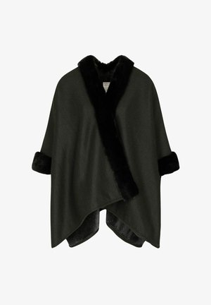 Poncho verde scuro con un motivo a maglia texturizzato, dotato di un colletto e polsini in pelliccia sintetica nera. I bordi sono leggermente arrotondati per un aspetto fluido.