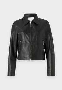 Svart, cropped skinnjakke med krokodillemønster, spiss krage, lange ermer og frontglidelås. Har sidelommer med glidelås.