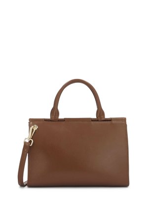 Rechteckige braune Lederhandtasche mit zwei oberen Griffen und einem abnehmbaren Riemen, der mit einem goldfarbenen Verschluss an einem weißen Hintergrund befestigt ist.