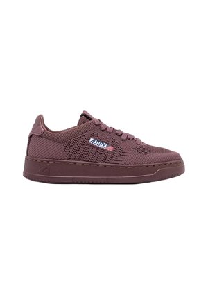 Sneaker mauve a taglio basso con tomaia in mesh, lacci e patch con logo Autry con bandiera americana sul lato.
