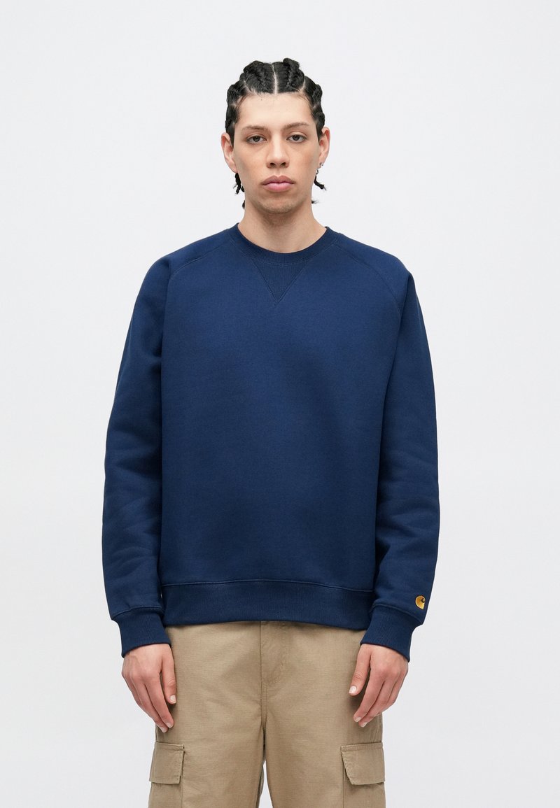 Marineblå bomulds-sweatshirt med rund halsudskæring og ribbede ærmegab. Har et lille logopatch på ærmet og paneldetaljer med tekstur.