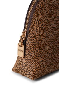 Braune, strukturierte Lederhandtasche mit einem goldenen Reißverschluss und Beschlägen. Sie verfügt über ein markantes Punktmuster und ein rechteckiges Logo-Element.