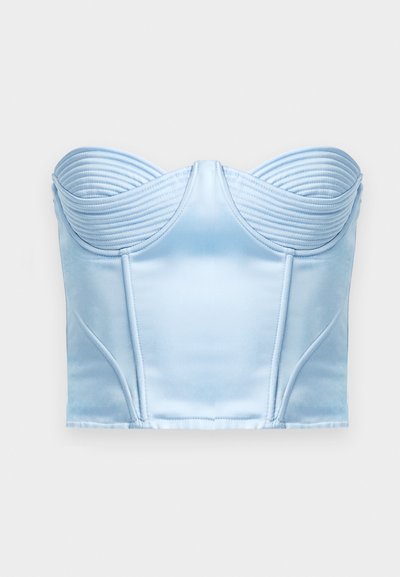 Top de corsé de satén azul claro con detalles acanalados estructurados en el escote y costuras verticales para dar forma. Textura suave, diseño sin tirantes.