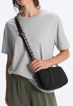 OYSHO, PADDED CROSSBODY BAG - Sac bandoulière - black