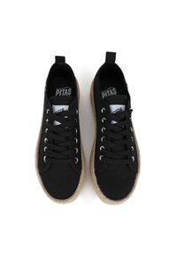 Zapatillas de lona negras con punteras redondas, suelas gruesas de yute beige y cordones negros. Presentan tiradores en el talón y una marca en el interior.