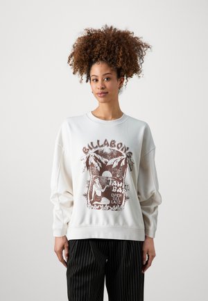 Witte sweatshirt met een relaxed fit, voorzien van een bruine illustratieve afbeelding van een vrouw en tropische omgeving aan de voorzijde.