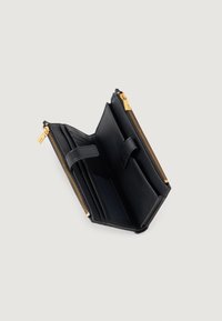 Carteira de couro preto com fechos dourados, apresentando múltiplos slots para cartões, um bolso para moedas e um fecho seguro. Textura suave e design elegante.