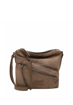 Borsa a tracolla in pelle scamosciata marrone con tre scomparti con cerniera e tracolla regolabile su sfondo bianco.