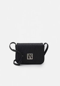 Czarna torba na ramię z teksturowanego materiału z wypukłym wzorem logo, z elementami w srebrnym odcieniu i regulowanym paskiem na ramię.