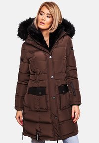 Geacă puffer maro cu glugă din blană faux, buzunare frontale mari, închidere cu nasturi și manșete ribbate. Textură netedă cu un design matlasat.
