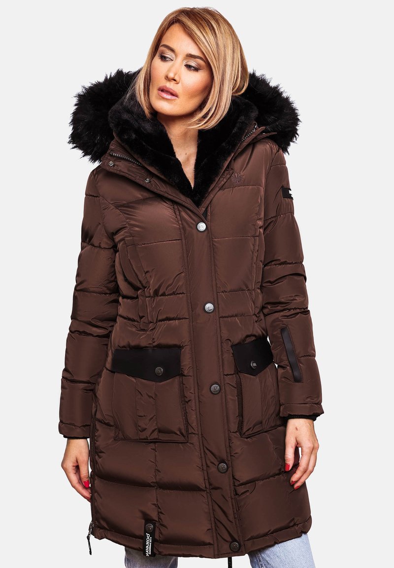 Geacă puffer maro cu glugă din blană faux, buzunare frontale mari, închidere cu nasturi și manșete ribbate. Textură netedă cu un design matlasat.