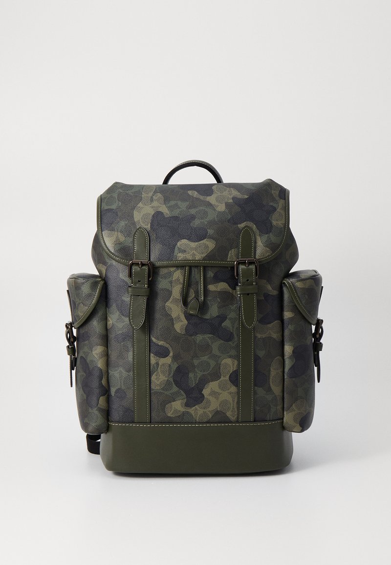 Zaino con motivo camouflage in verde scuro e grigio. Realizzato in materiale testurizzato, presenta spallacci regolabili, una maniglia superiore e tasche laterali.